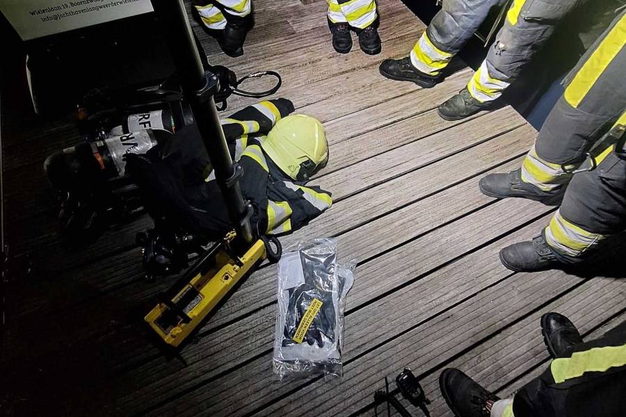 Brandweer in actie voor oververhitte accu op boot in Boornzwaag.