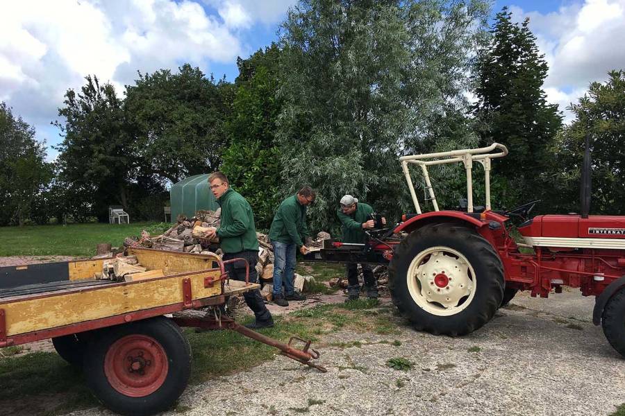 Boerenboomfeestdag: De Paedwizer plant struweelhaag op zorgboerderij