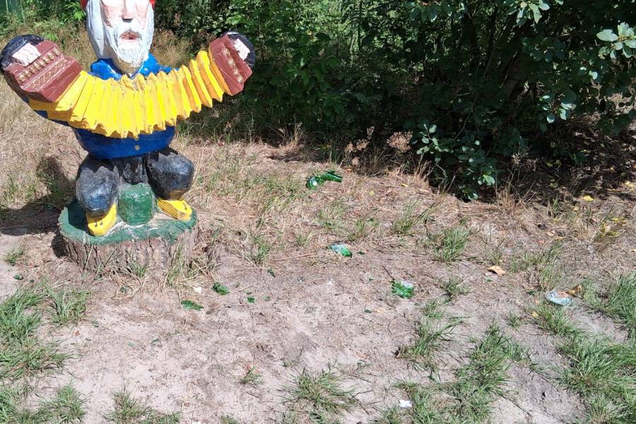 Vernieling Kabouterpad in Vegelinbossen: vrijwilligers waarschuwen voor glasscherven