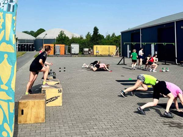 Fanatiek sporten tijdens social bootcamp bij Motus Gym