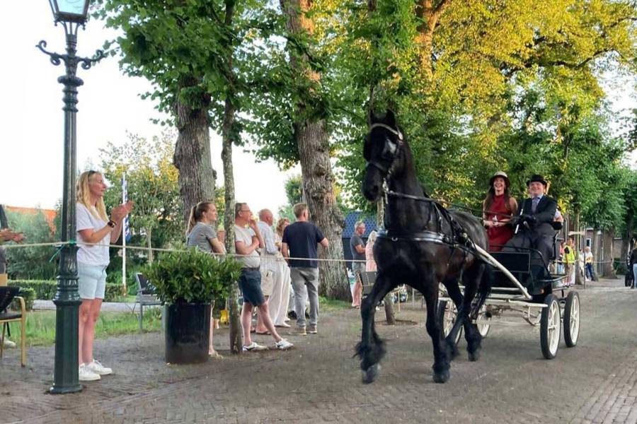 Zonnige ringrijderij in Langweer: zussen Wijdenes winnen wisselprijs