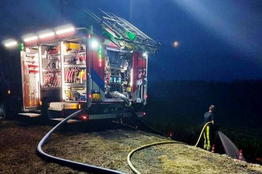 Brandweer Sint Nyk blust schoorsteenbrand in woning Tjerkgaast