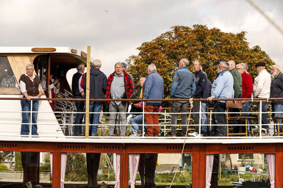 De Headammers vieren 35 jaar shanty in Sint Nyk
