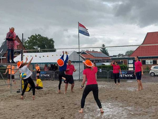 Stortbuien plagen deelnemers beachvolleybal KPJ SInt Nyk