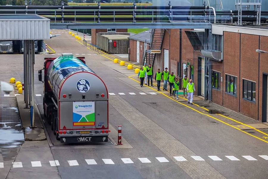 Zuivelfabriek Scharsterbrug trakteert dorp op chocoladereep voor 115-jarig jubileum
