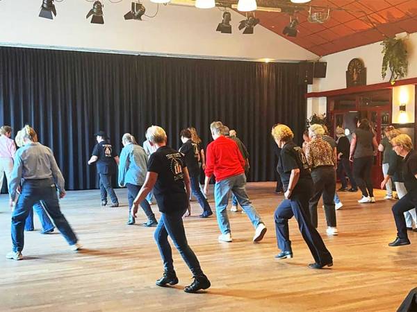 Countrydance trekt veel belangstelling tijdens Bloeiweek in Sint Nyk