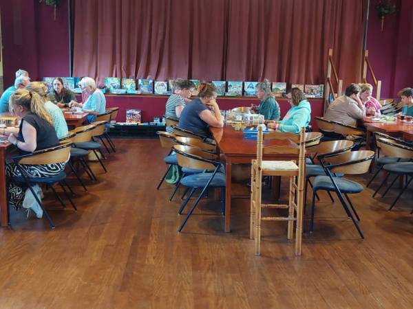 ''Letterlijk over hele breedte podium staan allerlei spellen''