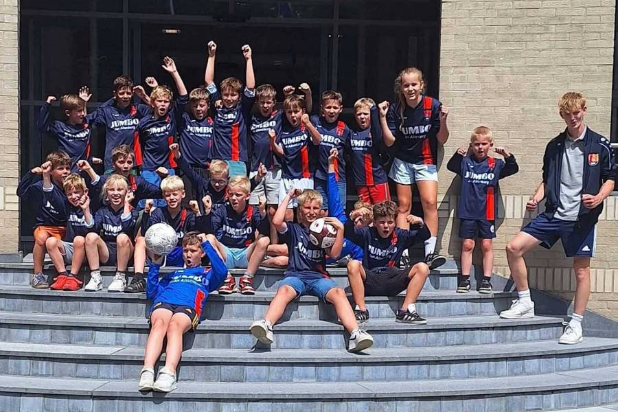 Bus vol jonge voetballers steelt show op gemeentehuis Joure