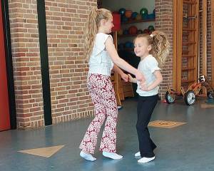 Twintig dansers in de dop volgen les van It Toanhûs