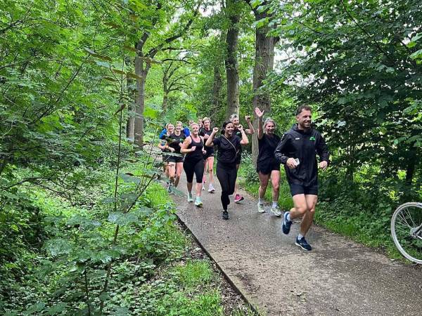 Hardlopen en wandelen op eigen tempo in de regen rond Sint Nyk