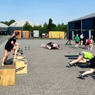 Fanatiek sporten tijdens social bootcamp bij Motus Gym