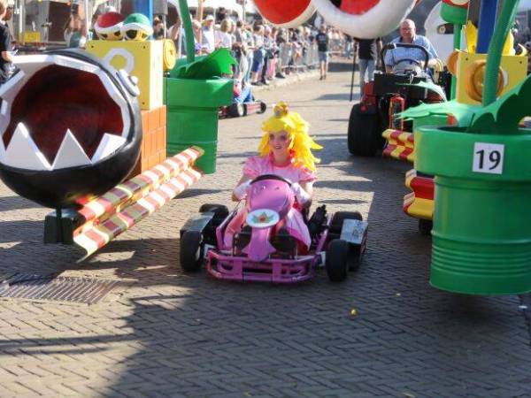 Eerste praalwagens te koop
