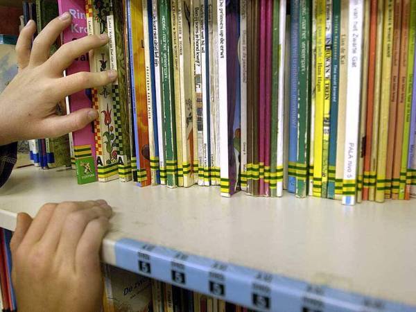 Voorlezen tijdens Bloeiweek voor leerlingen It Klimmerblêd