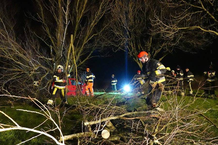 Brandweer Langweer: druk etmaal door noodweer en incidenten op het water