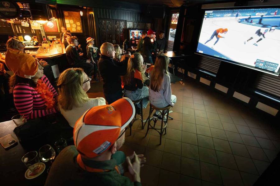 Schaatsiconen trekken volle kroeg bij Olympisch schaatsen