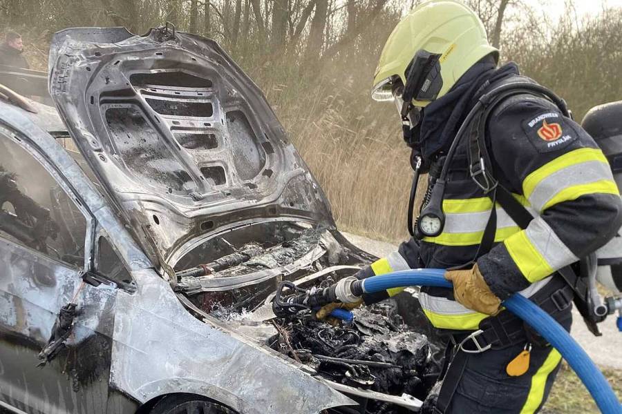 Auto in brand tijdens rit Boornzwaag: total loss