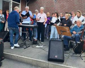 Samenzang: toeschouwers met koor Meiïnoar op de planken