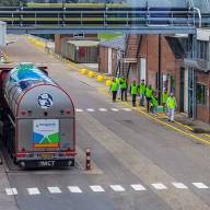 Boeren en chauffeurs bekijken productieproces Vreugdenhil Scharsterbrug
