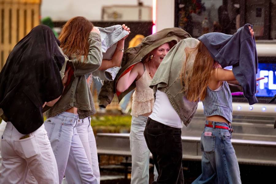 Zon en regen kleuren geslaagd Bregepop-weekend