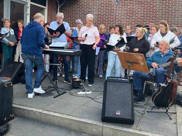 Samenzang: toeschouwers met koor Meiïnoar op de planken
