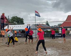 Stortbuien plagen deelnemers beachvolleybal KPJ SInt Nyk