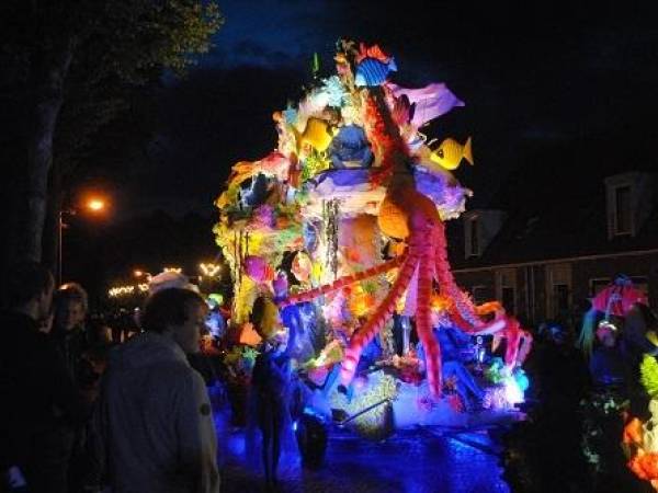 Rijdende lichtshow betovert Sint Nyk