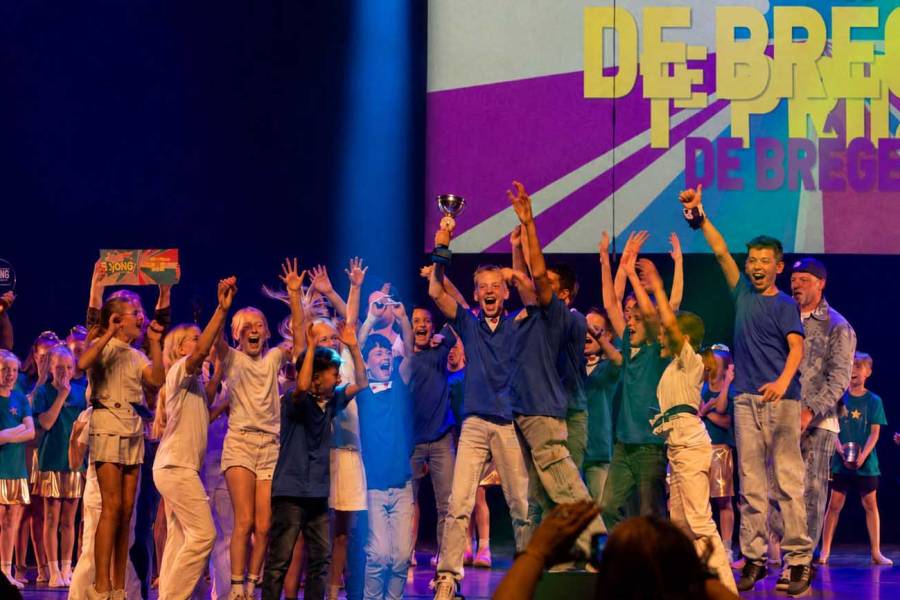 OBS De Brêge wint SJONG Junior 2026 met ode aan Scharsterbrug