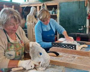 Beeldhouwers in spé exposeren eigen kunstwerken