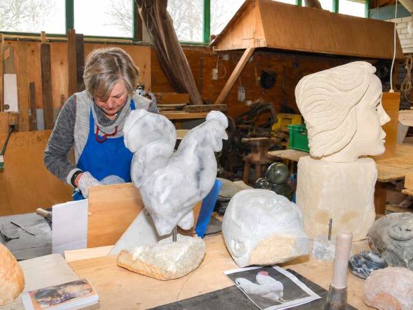 Beeldhouwers tonen werk tijdens Bloeiweek in Sint Nyk