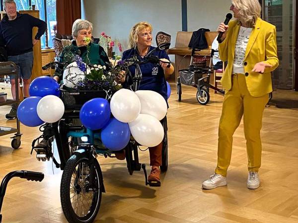 Feestelijke start Bloeiweek Sint Nyk: duofiets voor het dorp 