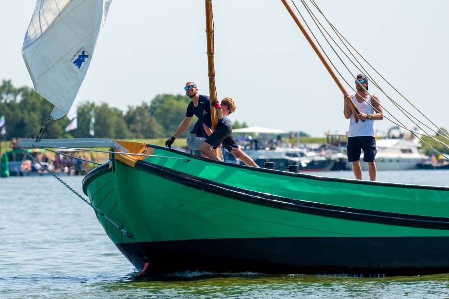 Langweer sluit enerverende wedstrijd in Lemmer als veertiende af