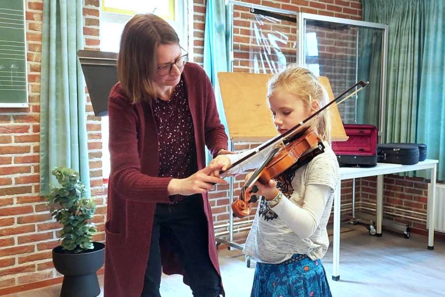 Muziekles op tweehonderd jaar oude viool