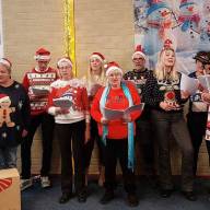 Sfeervolle en drukke kerstmarkt in Maeykehiem Sint Nyk