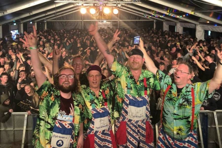 Tongercore-band Jitiizer swingend door jubileumjaar