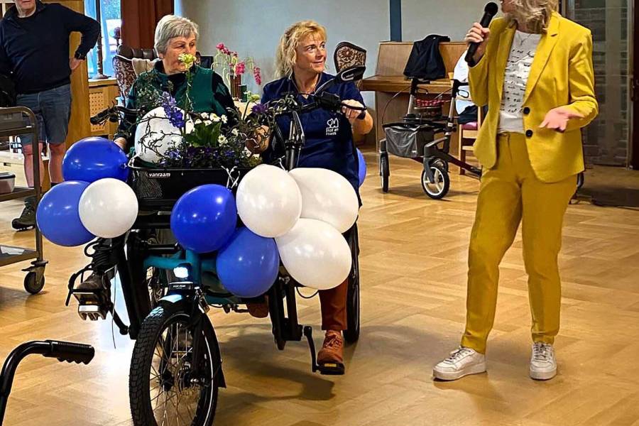 Feestelijke start Bloeiweek Sint Nyk: duofiets voor het dorp 