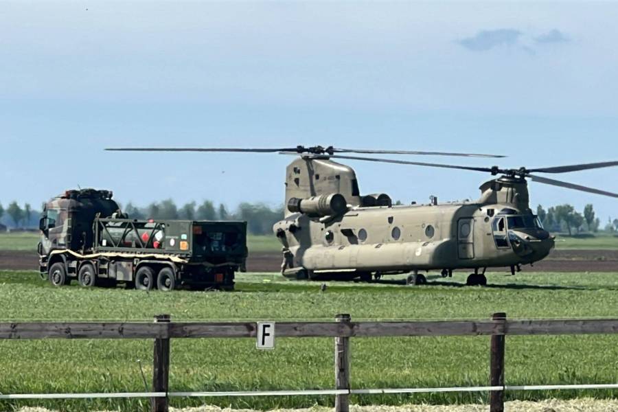 Legerheli’s komen langs voor tankbeurt in weiland bij Sint Nyk