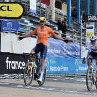 Sint Nykster Thijs Wiersma wint verrassend Parijs-Roubaix bij junioren
