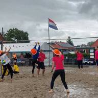 Stortbuien plagen deelnemers beachvolleybal KPJ SInt Nyk
